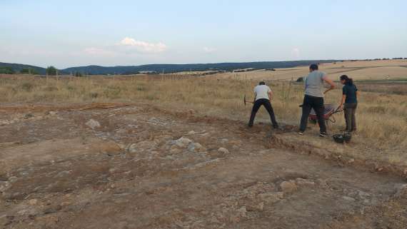La nueva campaña de excavación en Segobriga se centra en la identificación de monumentos funerarios en una de sus necrópolis romanas